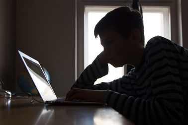 Nhiều học sinh lớp 6-7 say phim "đen": Dọa dẫm hay đồng hành cùng con?