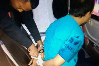 Bắt hành khách khỏa thân xem phim sex, làm náo loạn máy bay